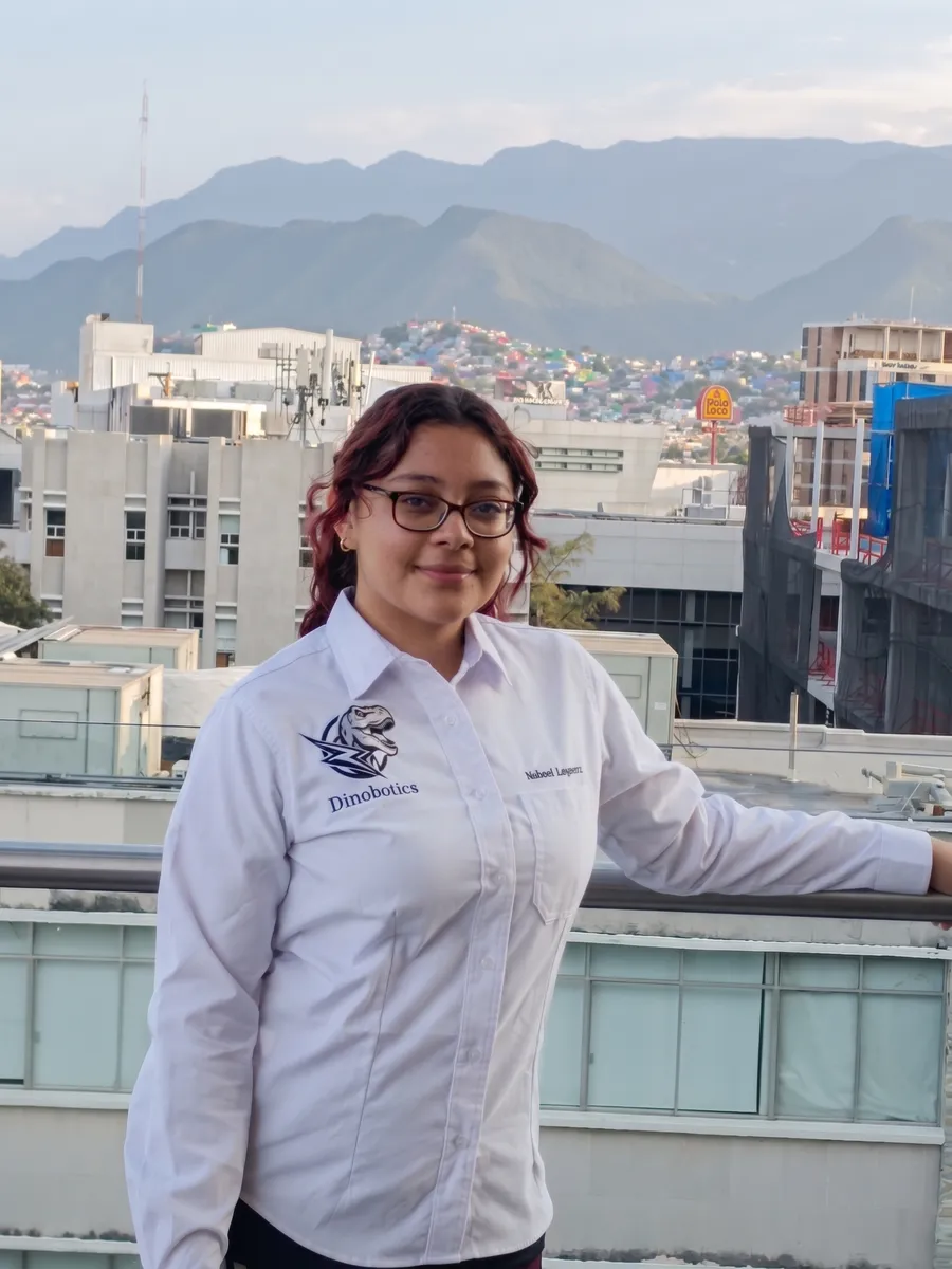 Nahomi, integrante de Dinobotics