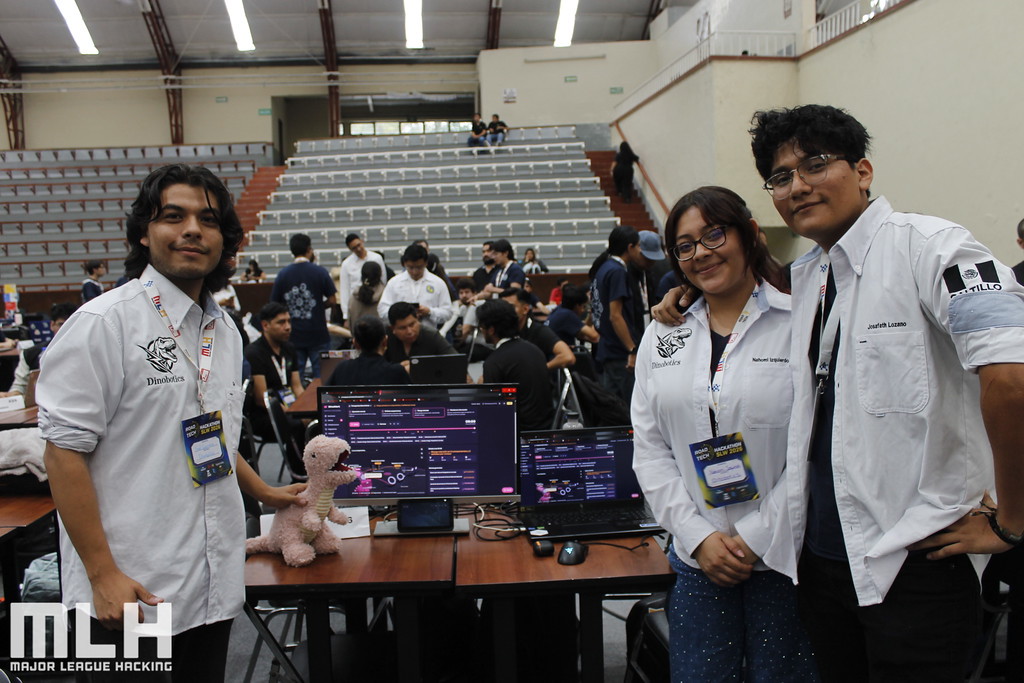 Stand de Dinobotics en el Hackathon Road To Tech 2026