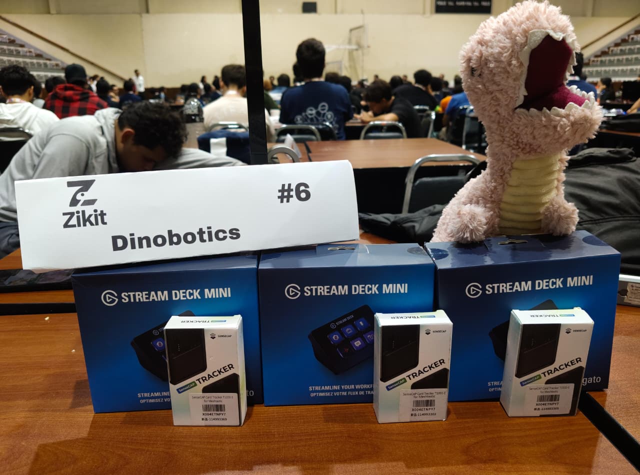Equipo Dinobotics con sus reconocimientos del Hackathon Road To Tech 2026